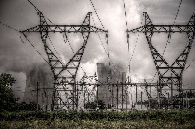 equipo de trabajo colaborando en oficina moderna