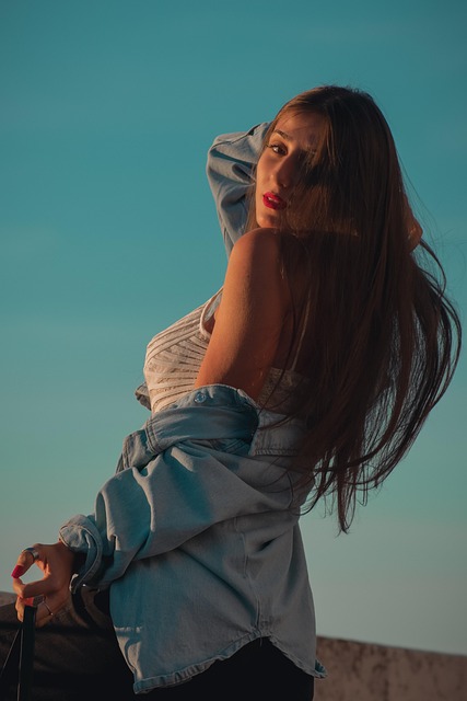 persona en Santiago enviando mensaje desde un cuaderno y teléfono para solicitar orientación práctica